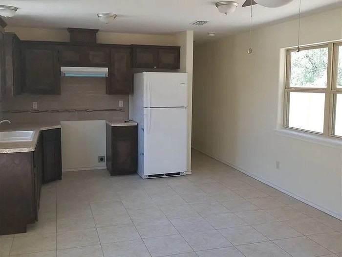 2106 N G St #D - Photo 4 of 8