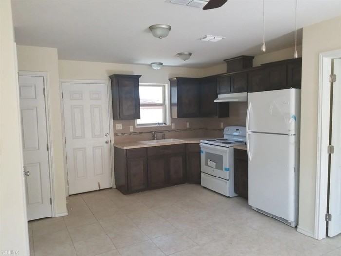 2106 N G St #D - Photo 5 of 8
