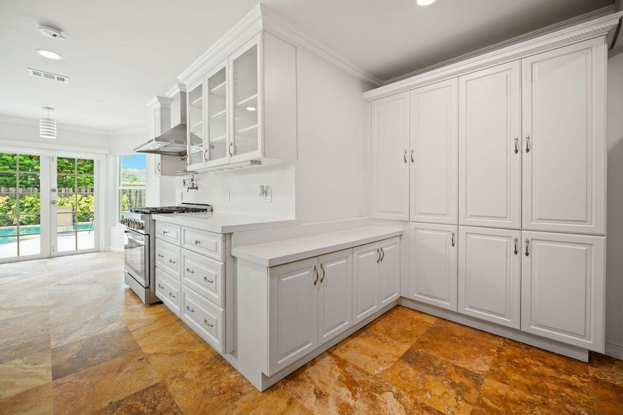 561 Sw 168th Ter - Photo 3 of 29