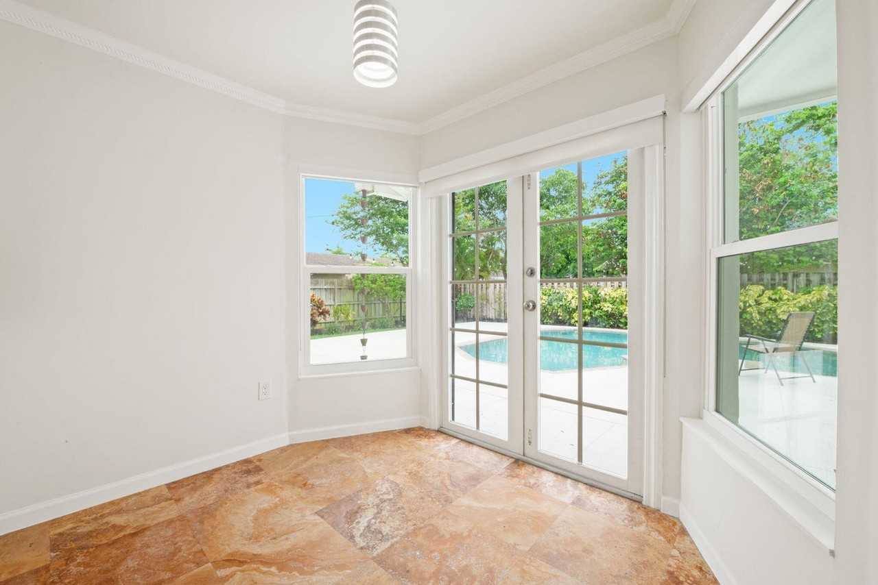 561 Sw 168th Ter - Photo 4 of 29