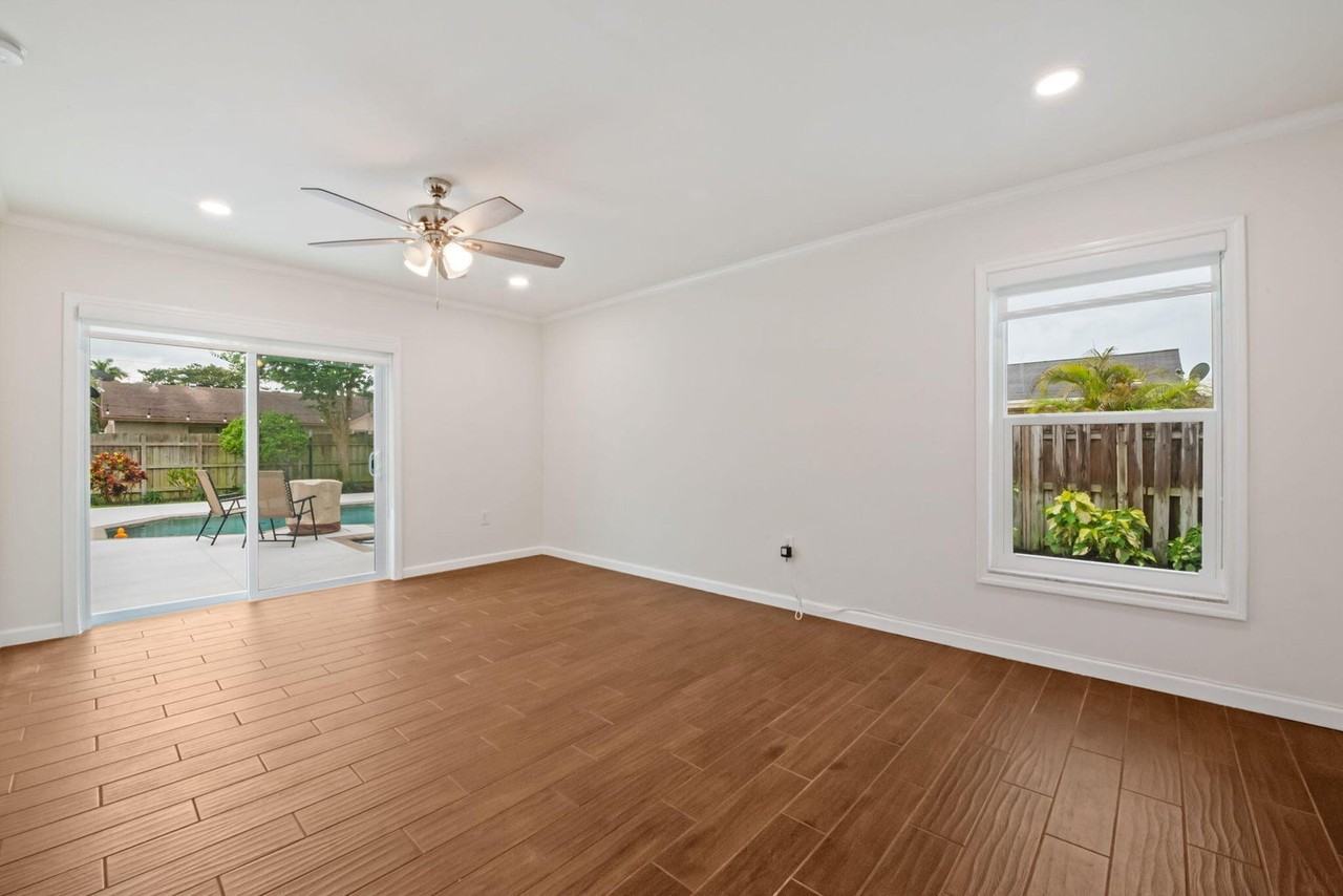 561 Sw 168th Ter - Photo 6 of 29