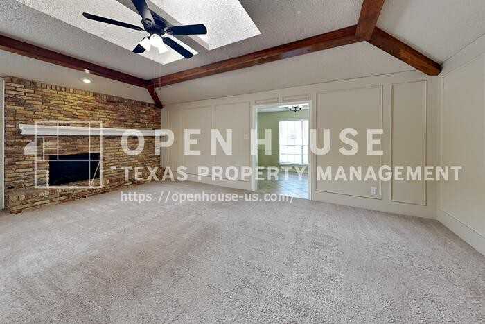 2304 Tamarisk Ln - Photo 4 of 21