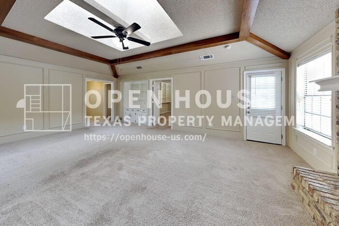 2304 Tamarisk Ln - Photo 5 of 21