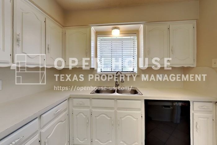 2304 Tamarisk Ln - Photo 7 of 21