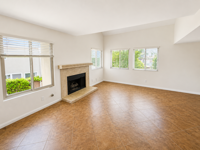 4759 Lamont St - Photo 5 of 21