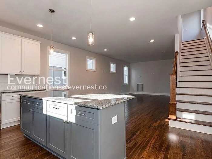 336 Queen Ave - Photo 5 of 21
