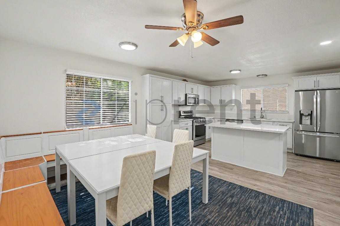 927 Freeman Ave - Photo 6 of 27
