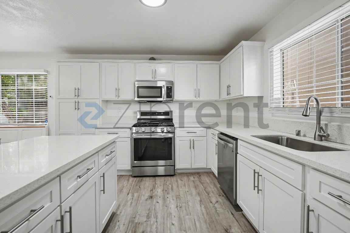 927 Freeman Ave - Photo 2 of 27