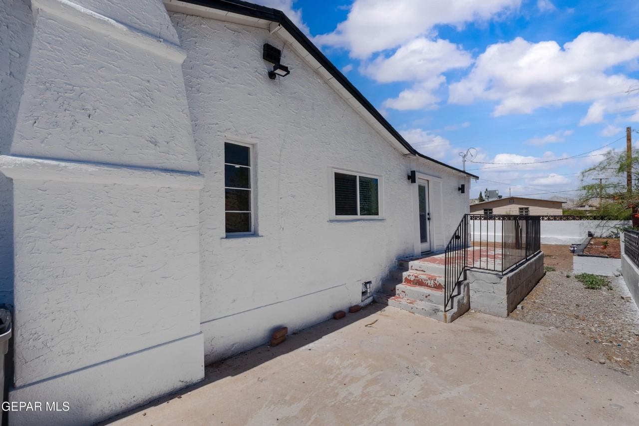 3221 N Stanton St - Photo 4 of 40