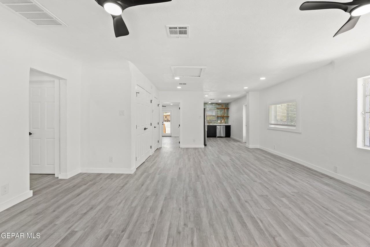 3221 N Stanton St - Photo 6 of 40
