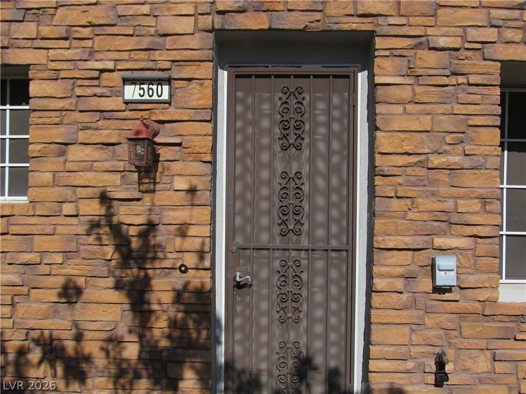 7560 Nicklin St - Photo 2 of 25