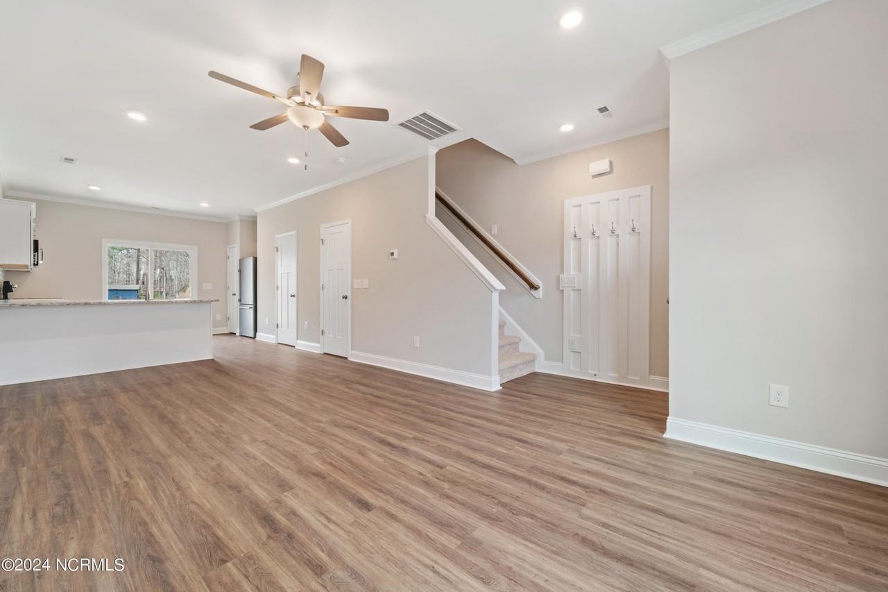 611 Jacks Crossing Dr - Photo 3 of 21