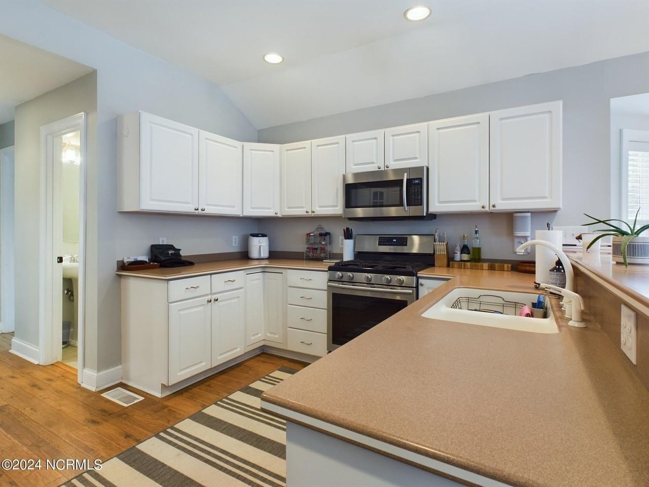4 Mcqueen Pl - Photo 2 of 30