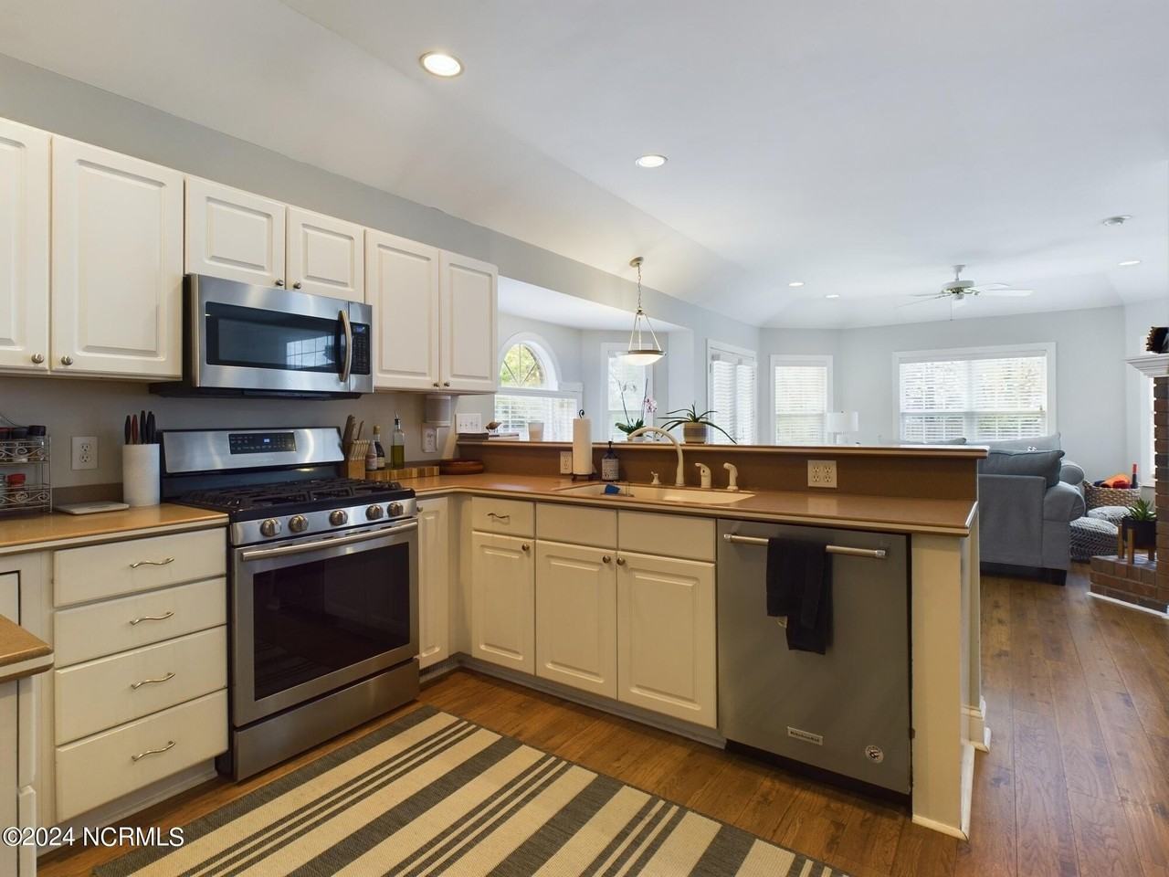4 Mcqueen Pl - Photo 3 of 30