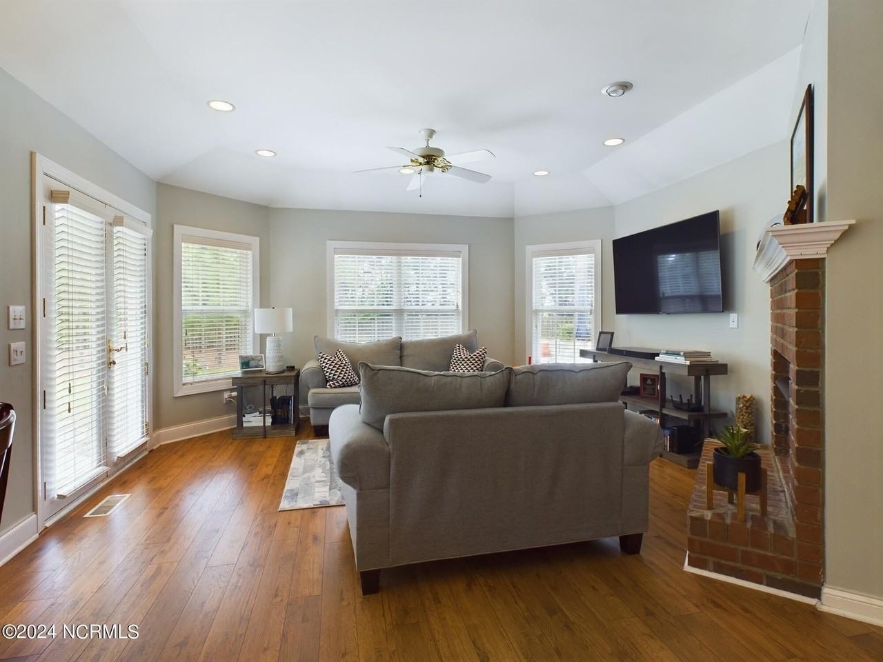 4 Mcqueen Pl - Photo 7 of 30