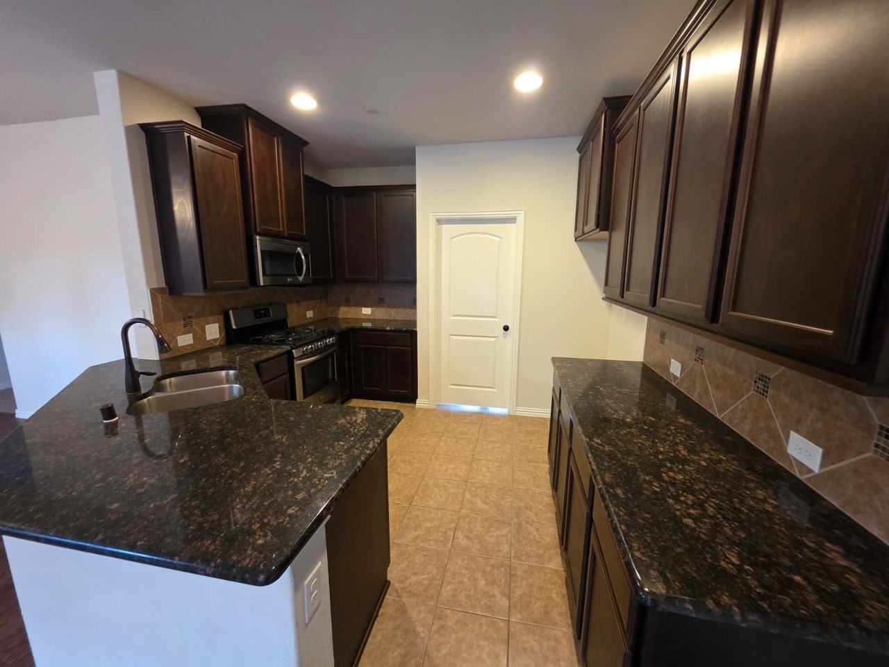 945 Brookville Ct - Photo 7 of 16