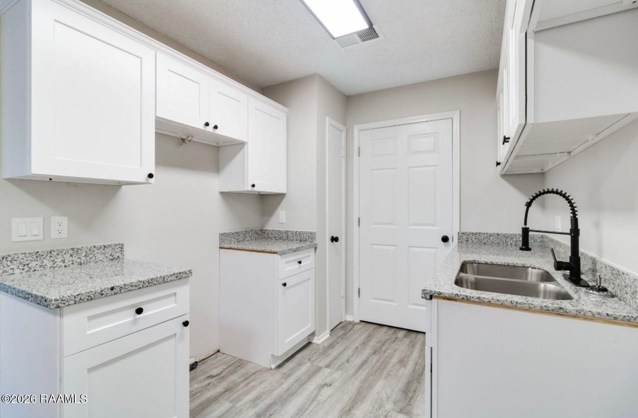 107 Meudon St #D - Photo 7 of 17