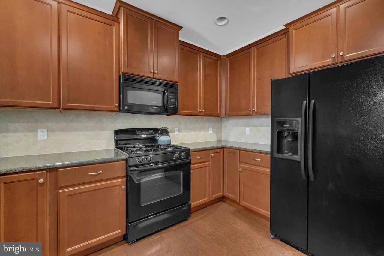 243 Carson Ter - Photo 2 of 31