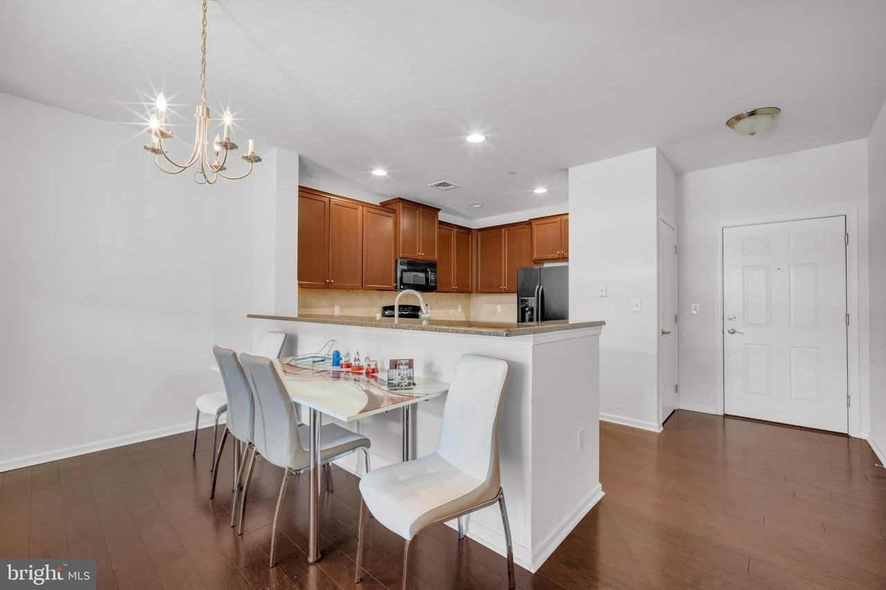 243 Carson Ter - Photo 4 of 31