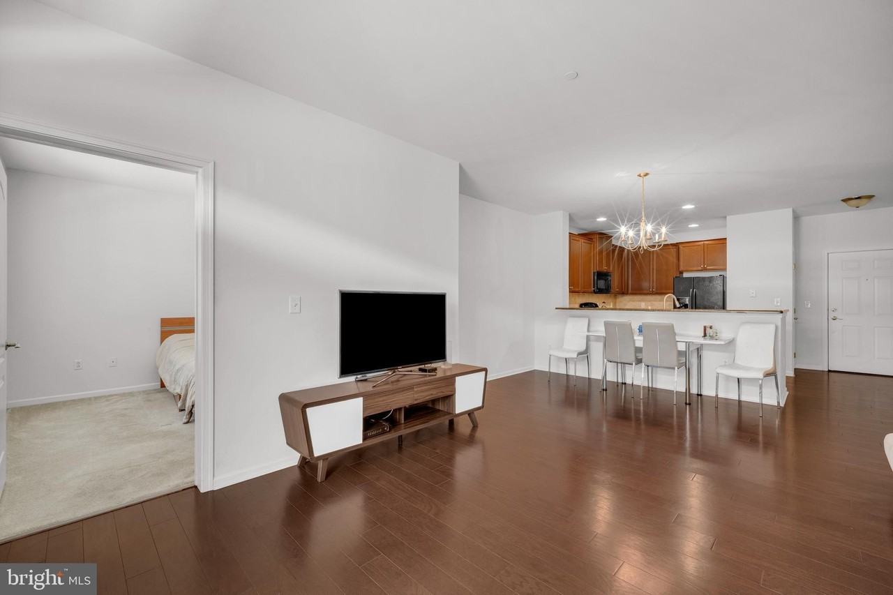243 Carson Ter - Photo 5 of 31