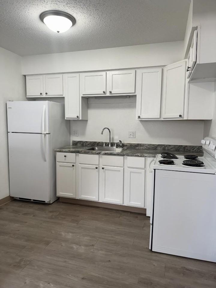 310 NW Chapel Dr - Photo 2 of 10