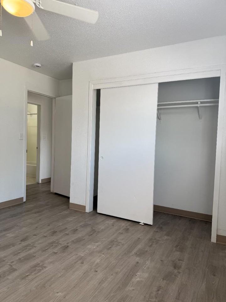 310 NW Chapel Dr - Photo 5 of 10