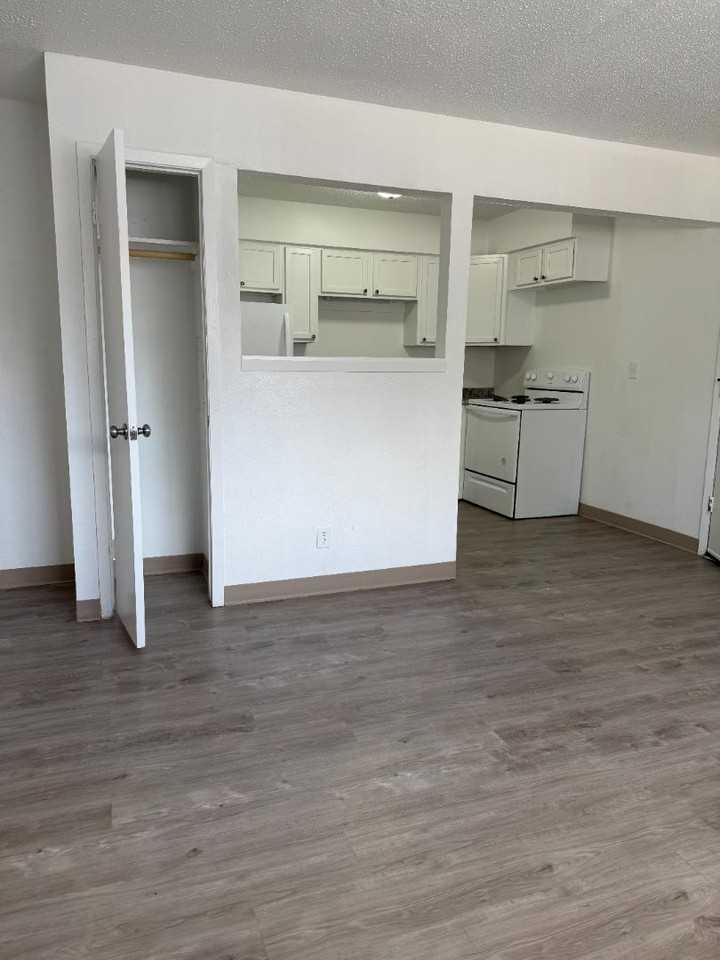 310 NW Chapel Dr - Photo 6 of 10
