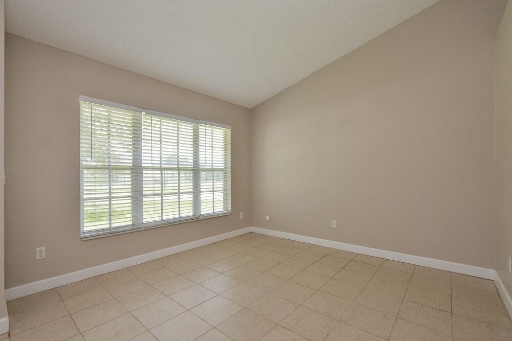1306 Silverthorn Dr - Photo 3 of 16