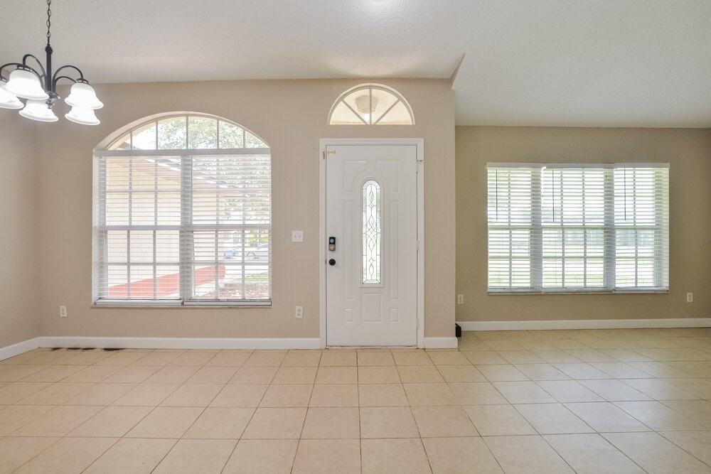 1306 Silverthorn Dr - Photo 4 of 16