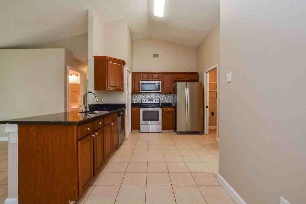 1306 Silverthorn Dr - Photo 6 of 16