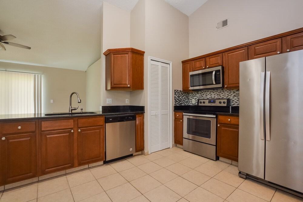 1306 Silverthorn Dr - Photo 7 of 16