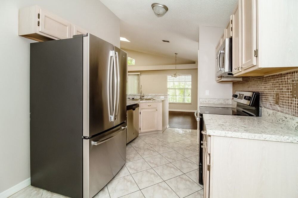 996 Maple Ct - Photo 7 of 16
