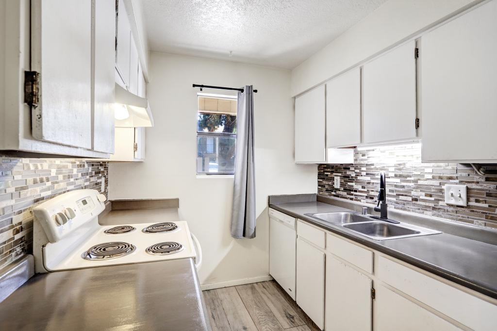 13515 Copper Ave Ne Apt 1 - Photo 2 of 13
