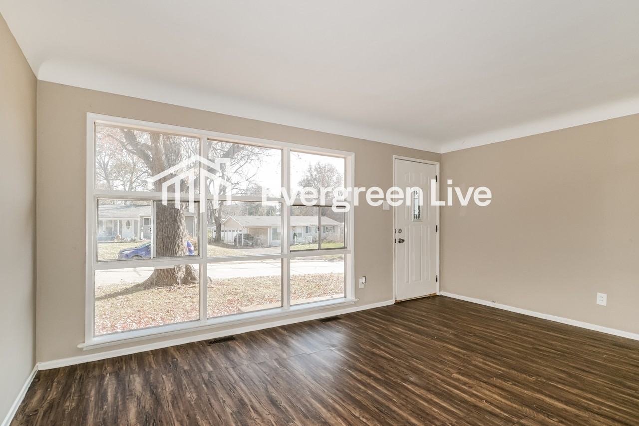 7009 Richwood Ln - Photo 4 of 15