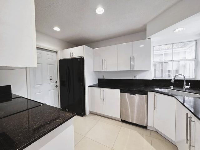 533 Northwest 47th Avenue - Photo 2 of 8