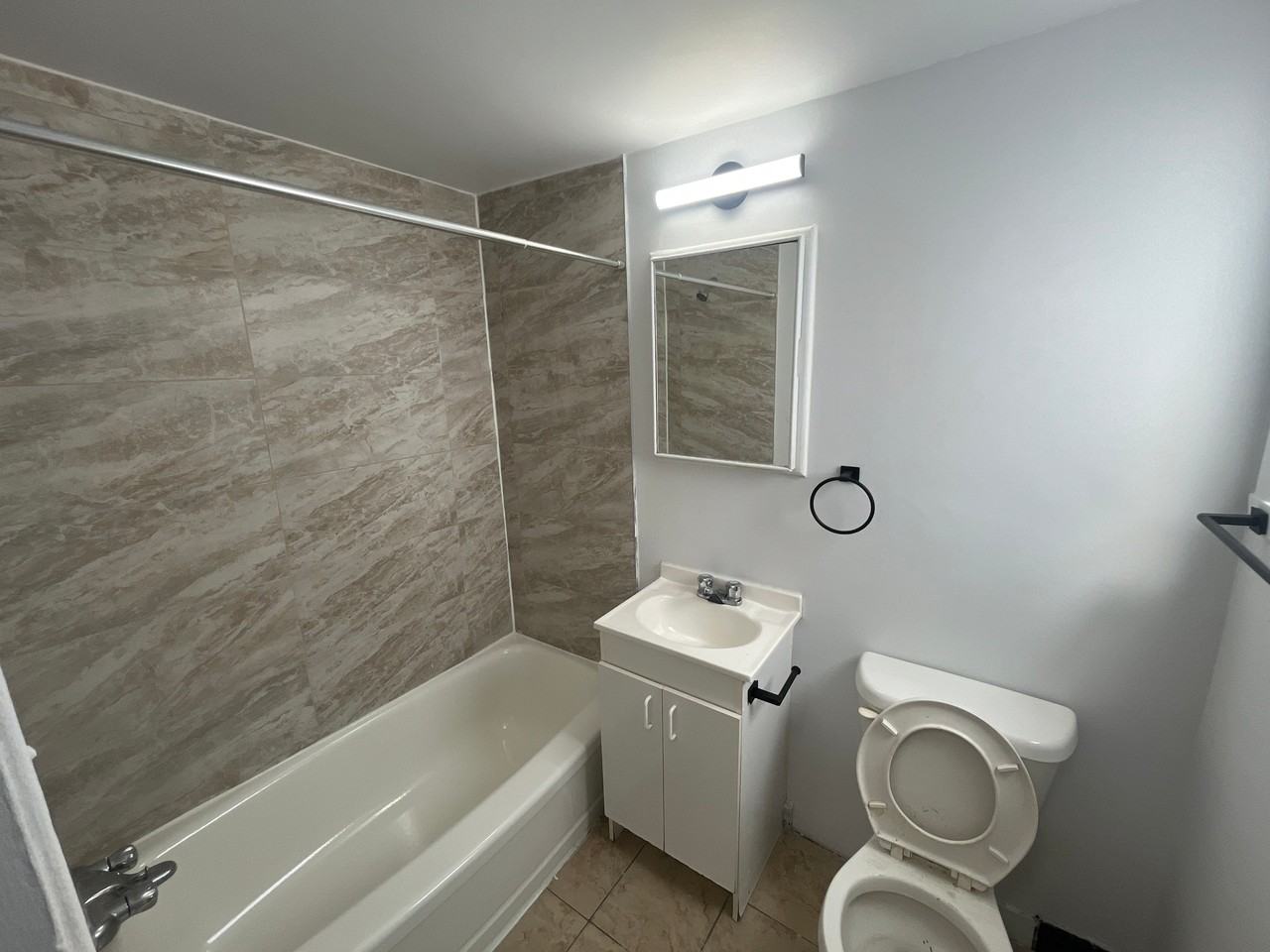 4304 Av Pierre-De Coubertin — photo 1