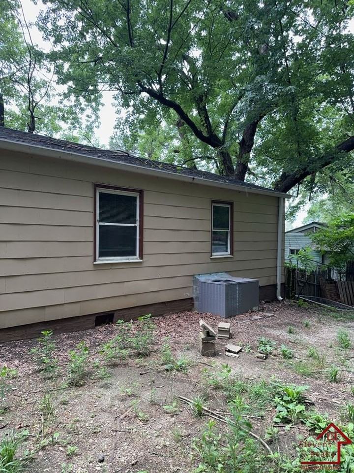 712 Bronson St - Photo 5 of 20