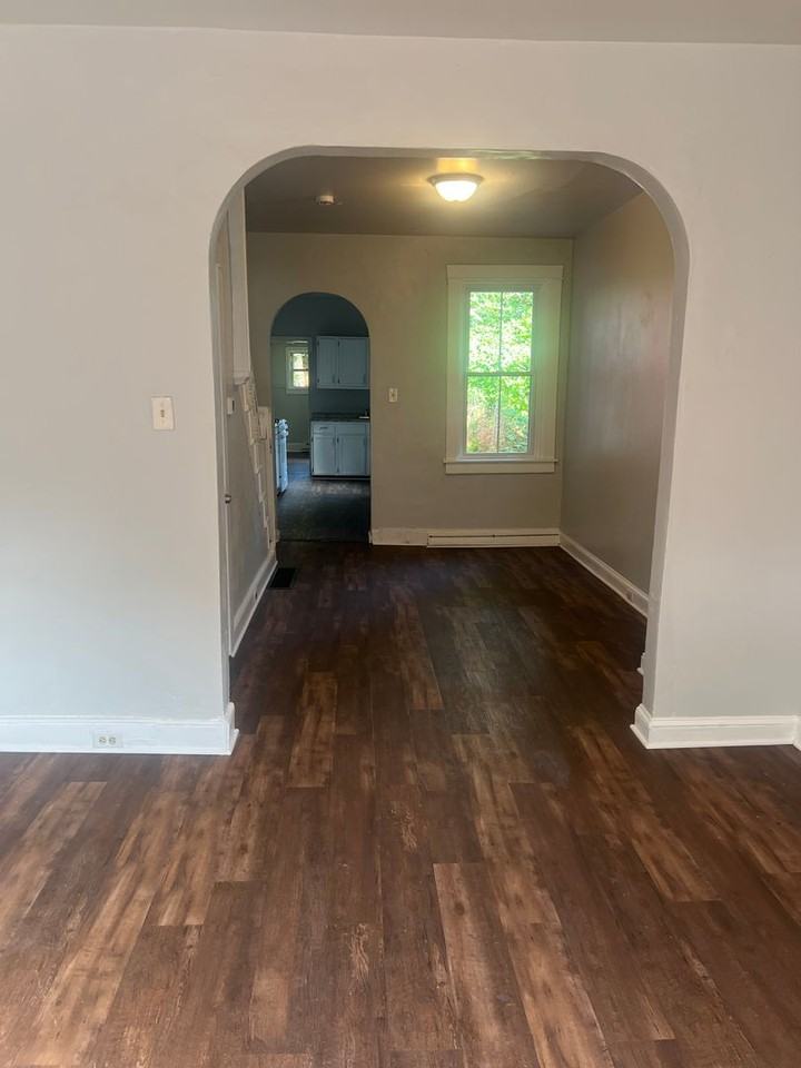 418 1/2 Howard Ave - Photo 2 of 8