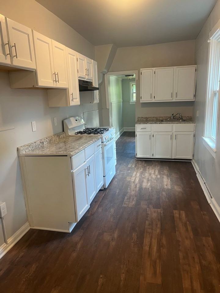 418 1/2 Howard Ave - Photo 3 of 8