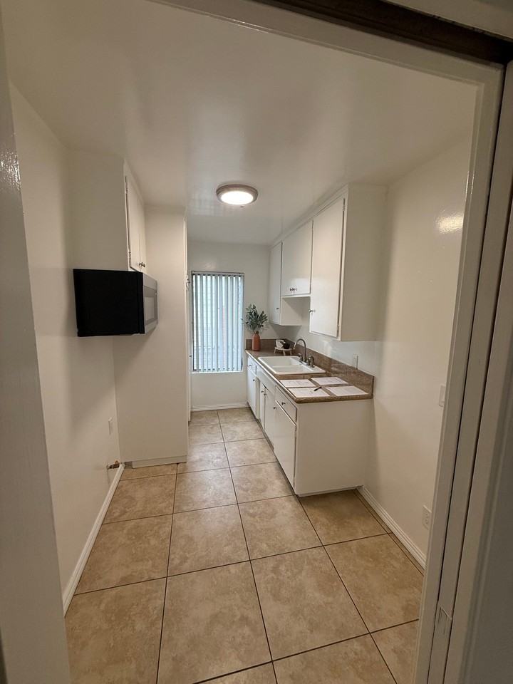 999 Locust St #17 - Photo 2 of 10