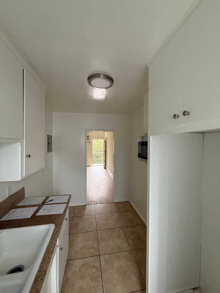 999 Locust St #17 - Photo 3 of 10