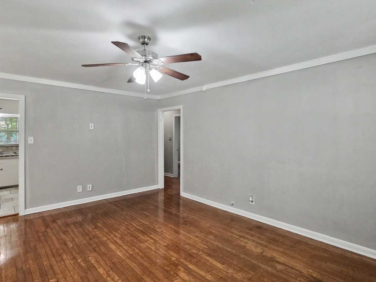 1223 Shawnee St - Photo 3 of 21