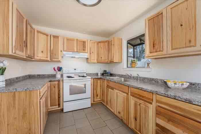 2940 Oak St - Photo 3 of 11