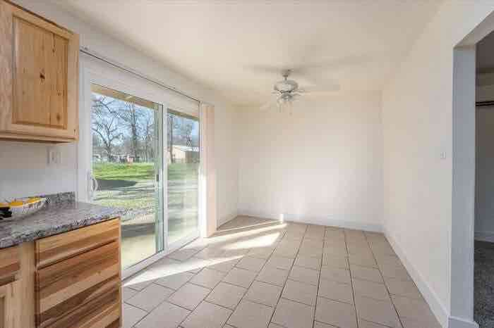 2940 Oak St - Photo 4 of 11
