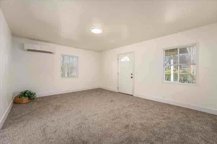 2940 Oak St - Photo 6 of 11