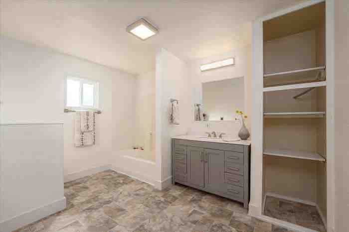 2940 Oak St - Photo 7 of 11