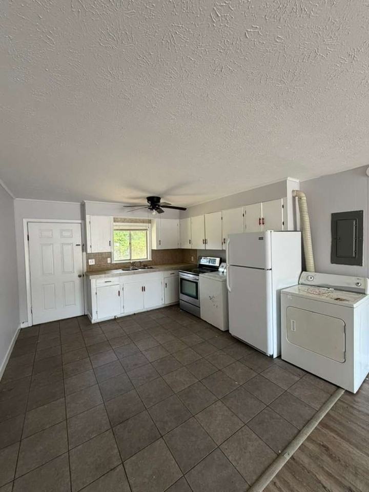 831 Bay St #A - Photo 4 of 8