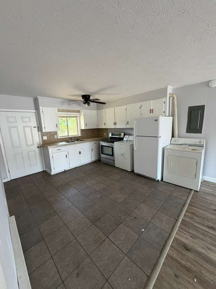 831 Bay St #A - Photo 6 of 8