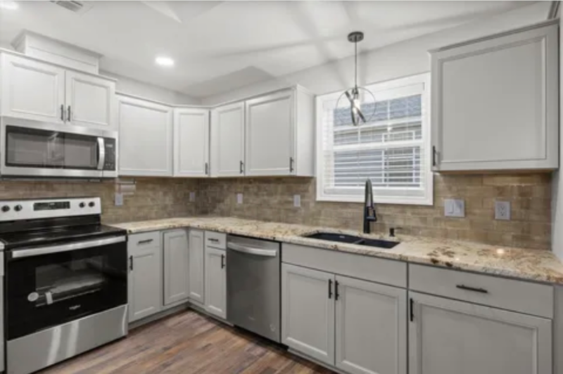 803 Brewer St - Photo 2 of 16