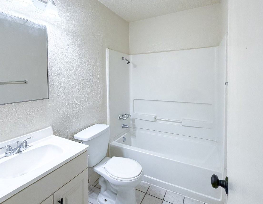4415 N Clark St - Photo 2 of 3